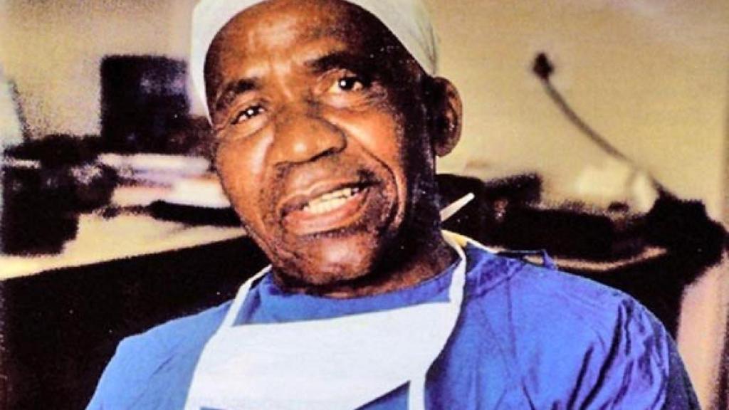 El médico y cirujano sudafricano Hamilton Naki.