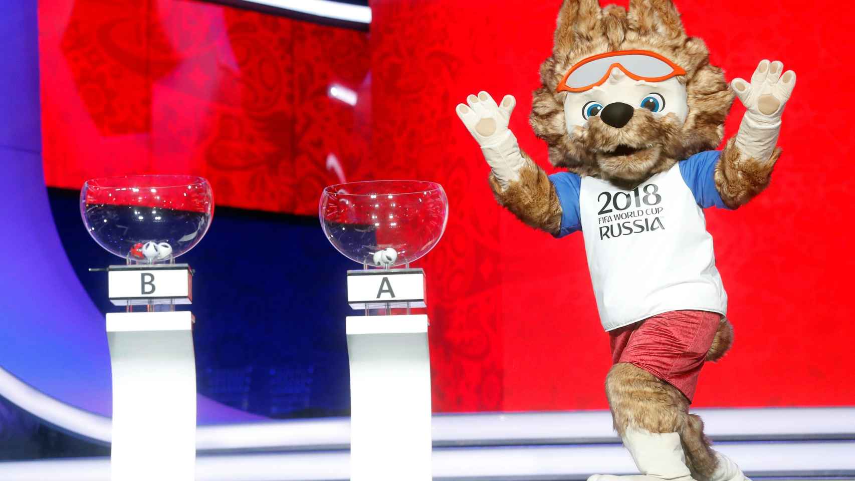 Zabivaka, mascota del Mundial 2018, junto a los bombos del sorteo.