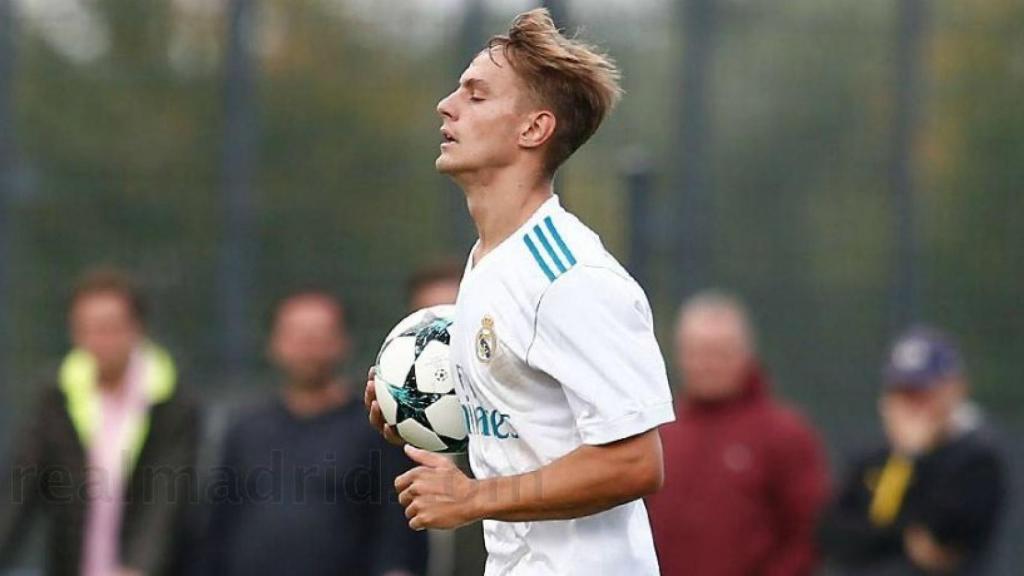 Dani Gómez recoge el balón tras su gol