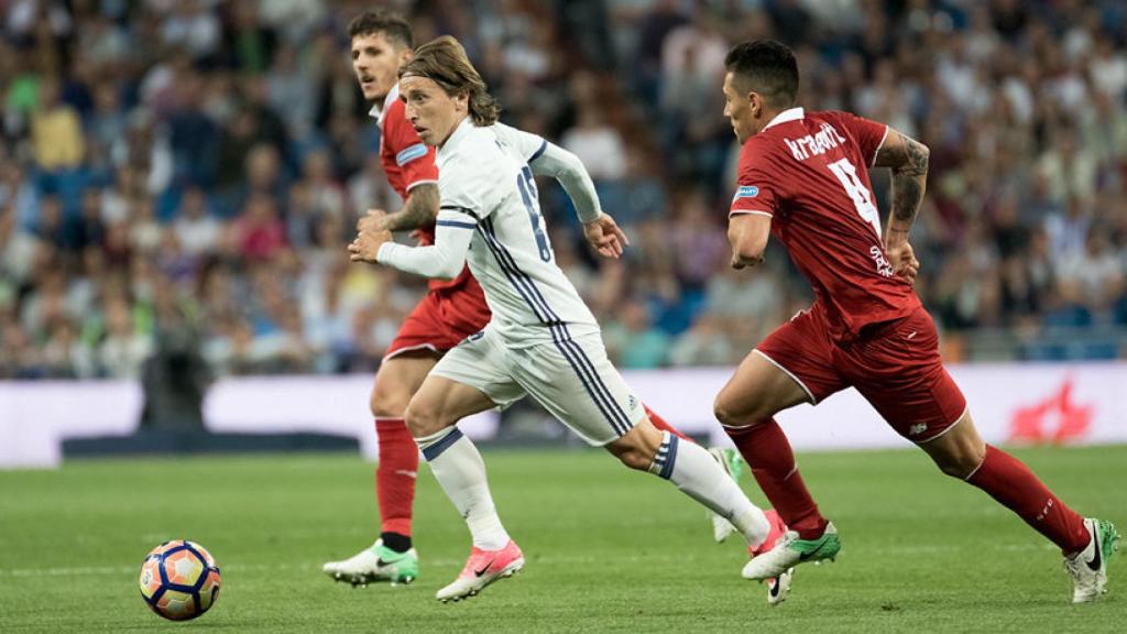 Modric se marcha de Kranevitter. Foto: Pedro Rodríguez / El Bernabéu