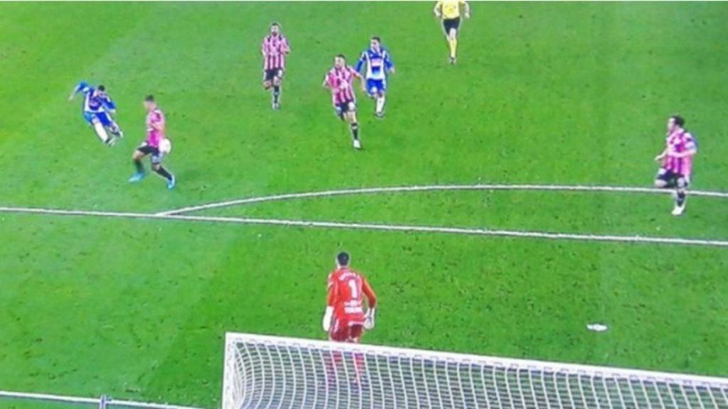 Penalti por mano fuera del área a favor del Espanyol. Foto: Twitter (@SergioV_esradio)