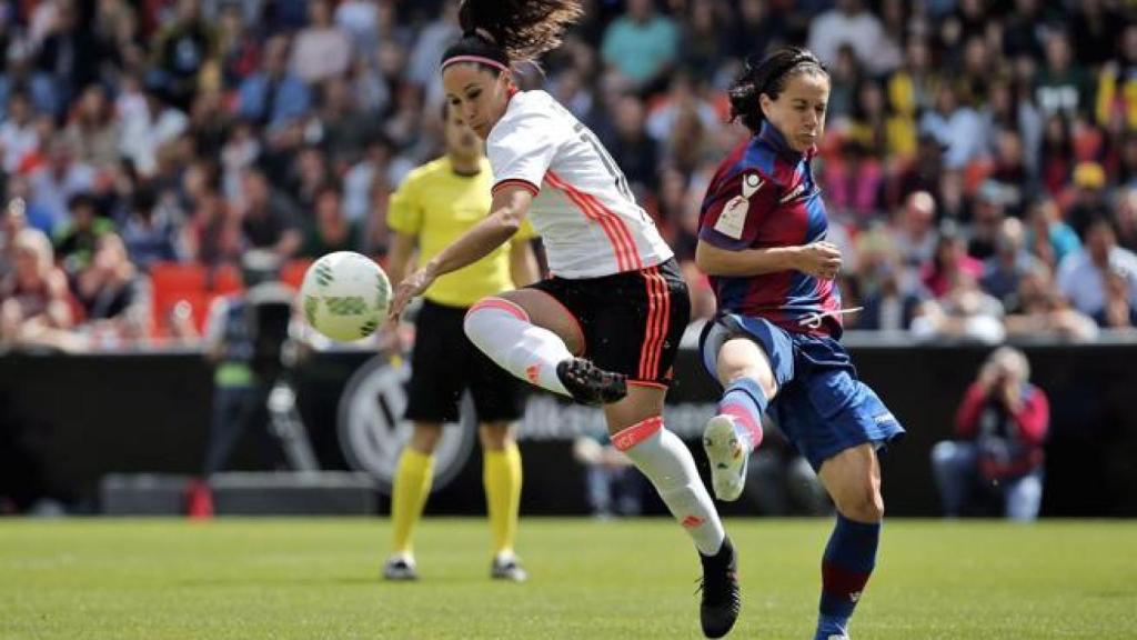 La jugadora del Valencia CF María Paz Vilas disputa un balón con Alharilla.