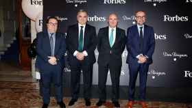 El ministro de economía, Luis de Guindos, fue el 'padrino' del centenario de Forbes que se celebró en la Bolsa de Madrid.