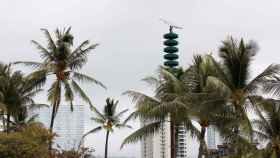 Una torre de alerta de tsunami entre las palmeras de Honolulu, en Hawai.