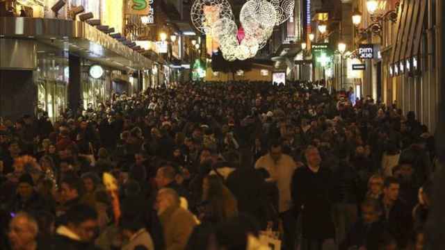 Una calle de Madrid llena de gente por Navidad.