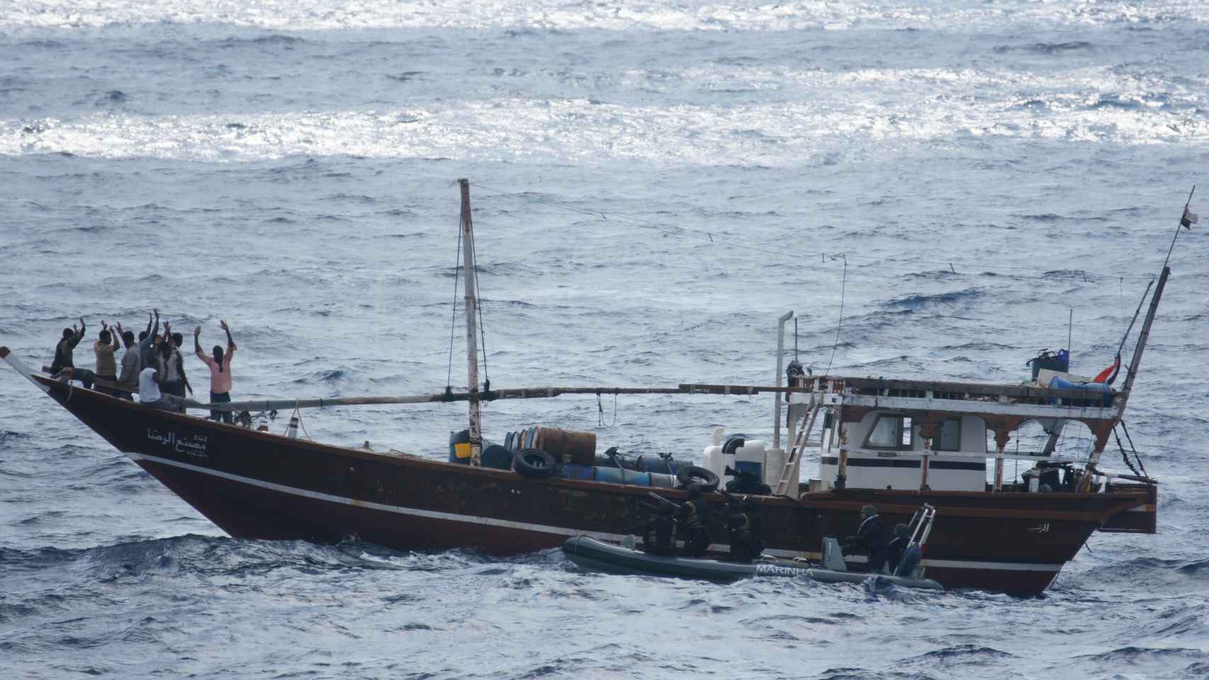 Militares de la UE se aproximan a una embarcación sospechosa en aguas del Índico.