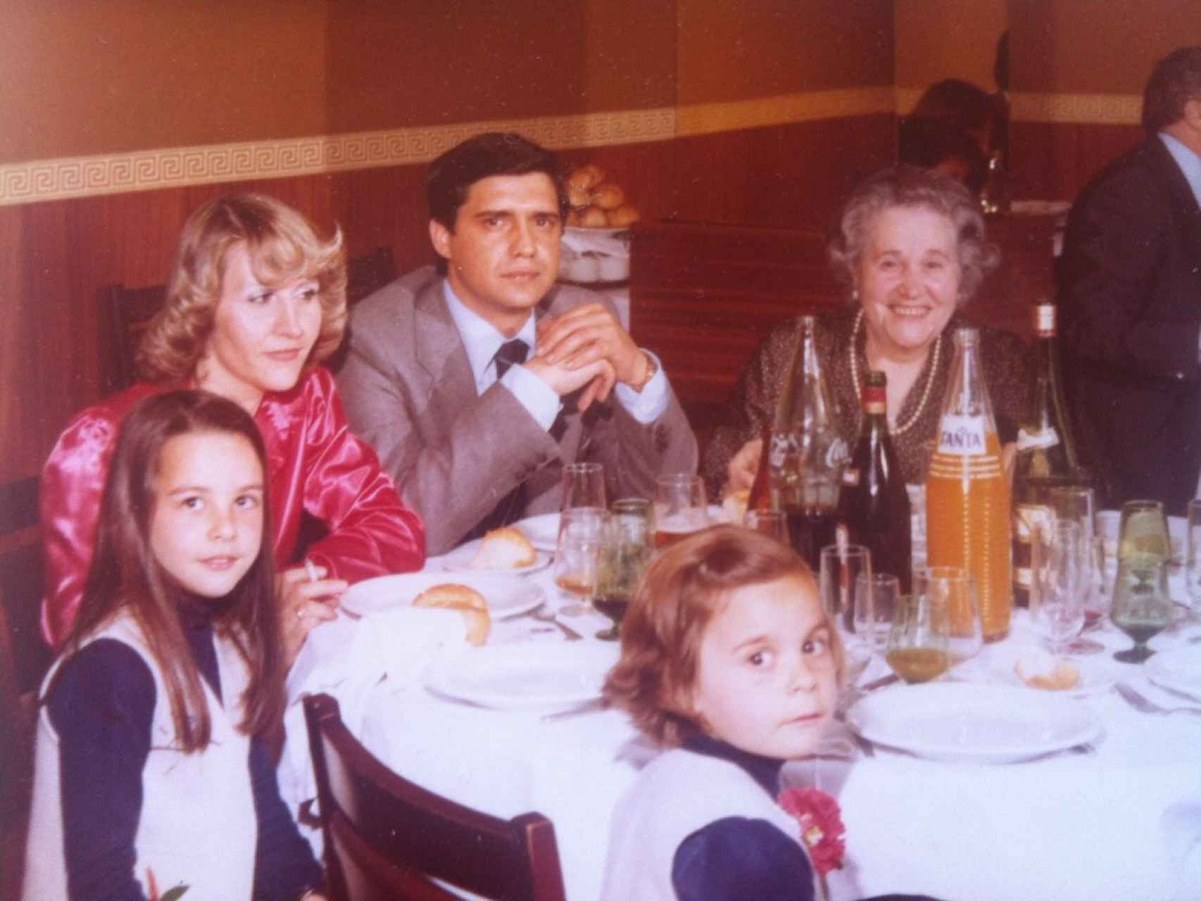 Arbeo con su familia en los años que España comenzaba a ser un país constitucional.