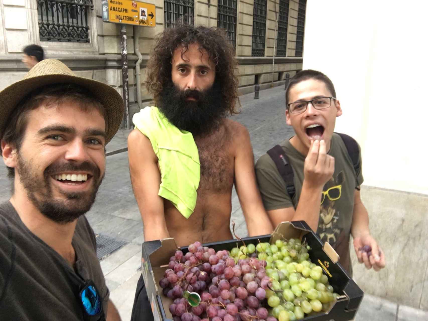 Olmo sostiene una caja de uvas en pleno centro de Granada.