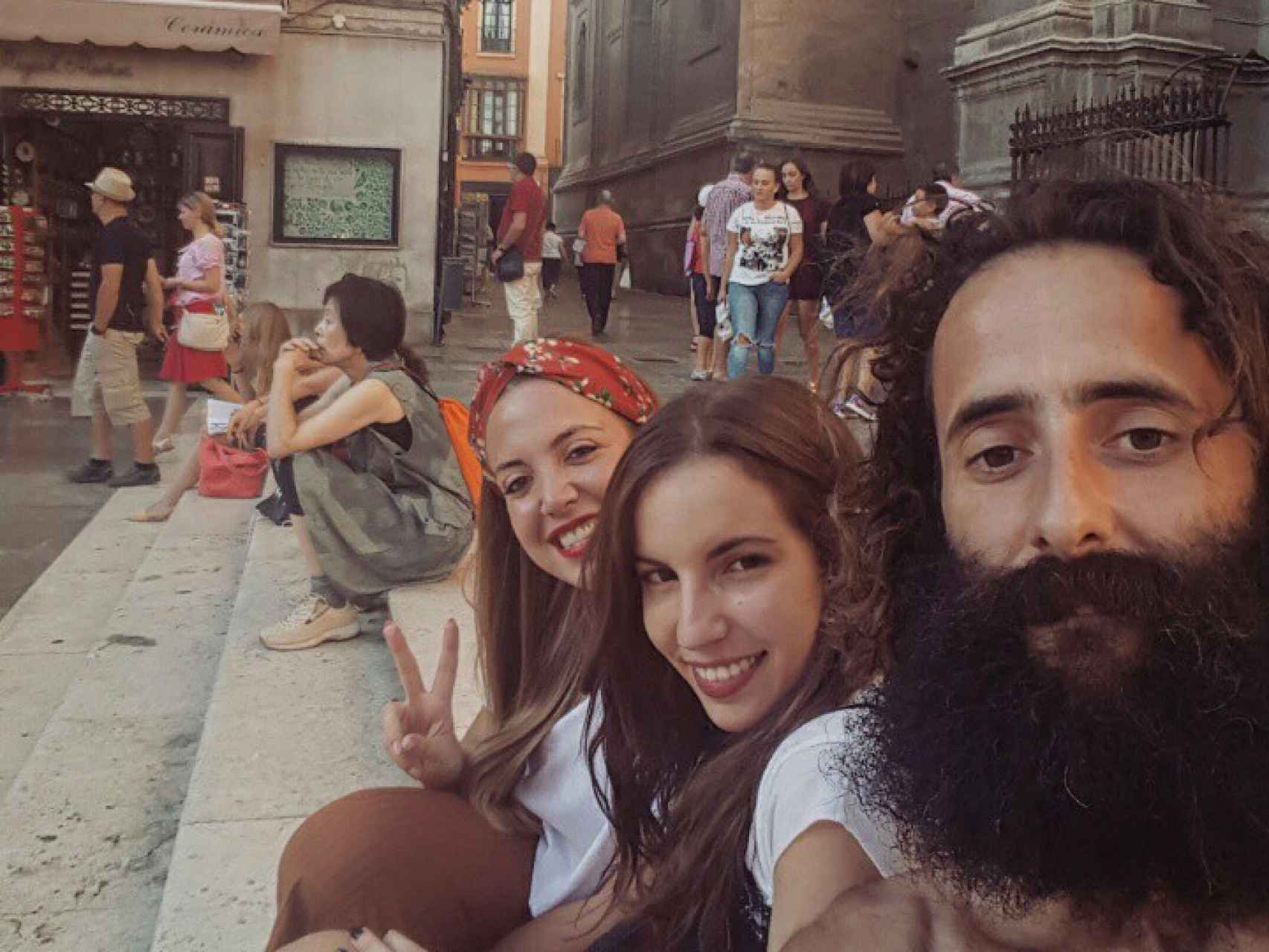 Olmo se hace un selfie con gente de la calle que se interesa por él.
