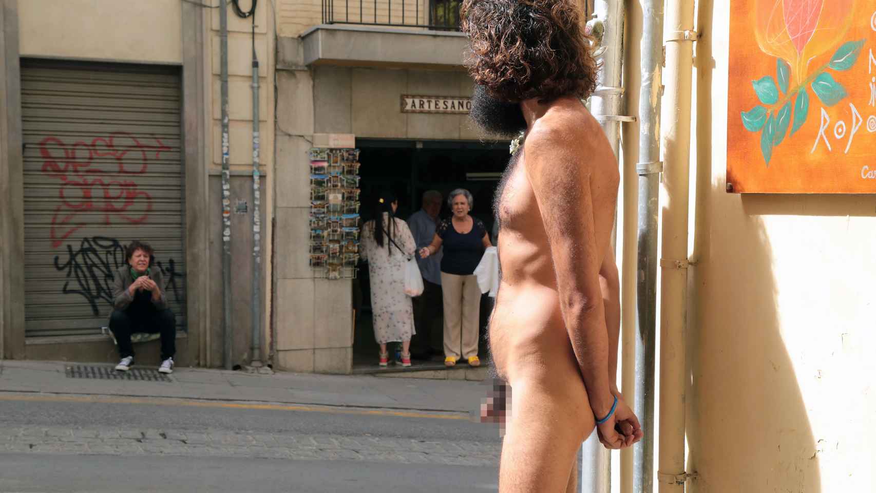 Olmo totalmente desnudo en plena calle de Granada.