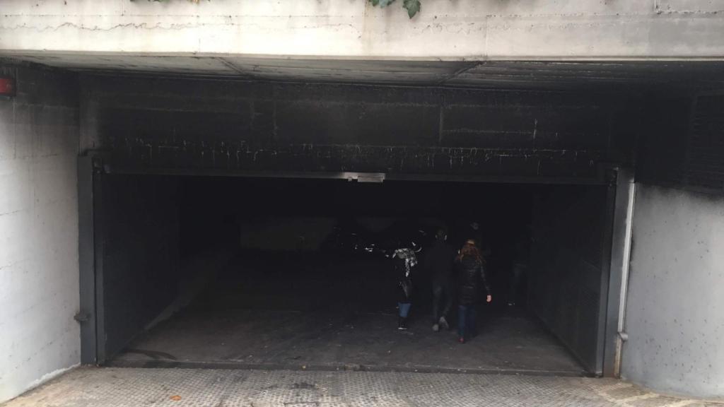 La puerta del aparcamiento donde pusieron la bomba también está calcinada