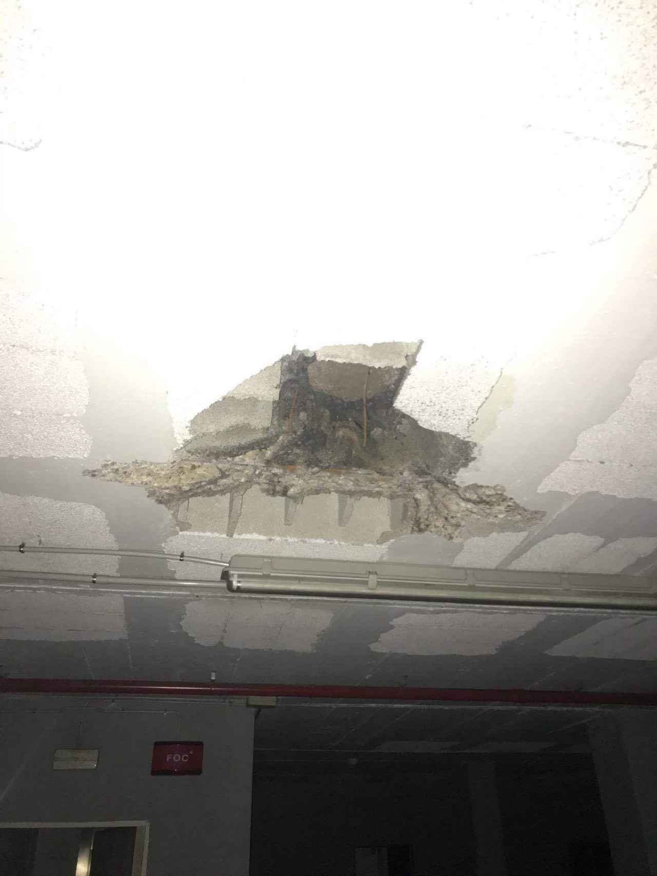 La explosión ha provocado boquetes en el techo del inmueble