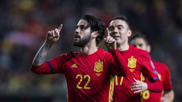 Isco celebra un gol con España.