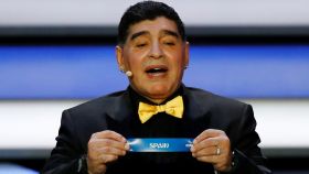 Momento en el que Maradona extrae a España del bombo.