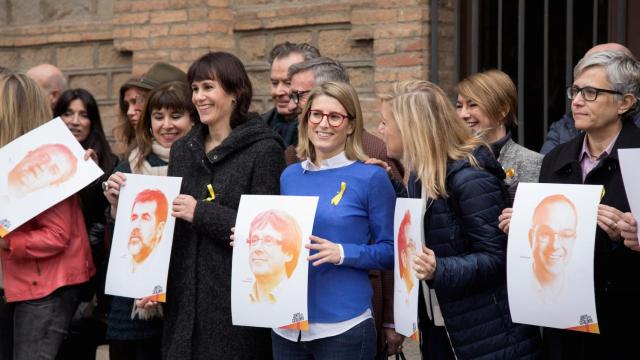 Elsa Artadi, jefa de campaña de Junts per Catalunya, en el centro de la imagen (de azul).