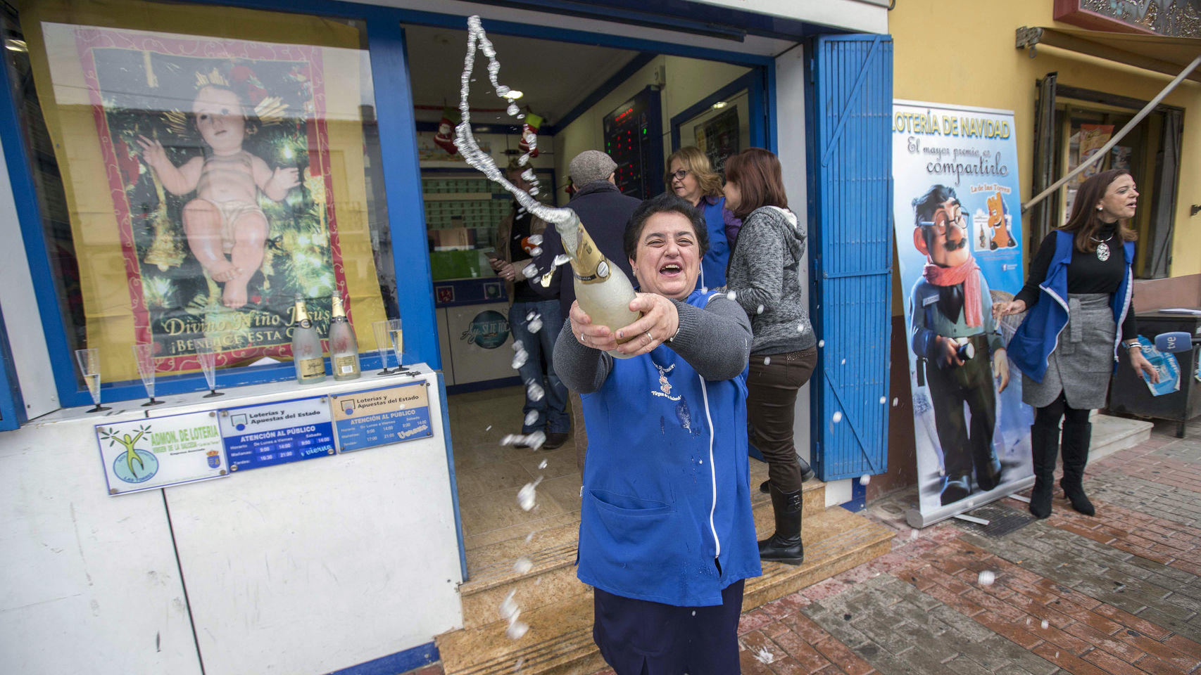 Una vendedora de Las Torres de Cotillas (Murcia) celebra que ha vendido uno de los cuartos premios.