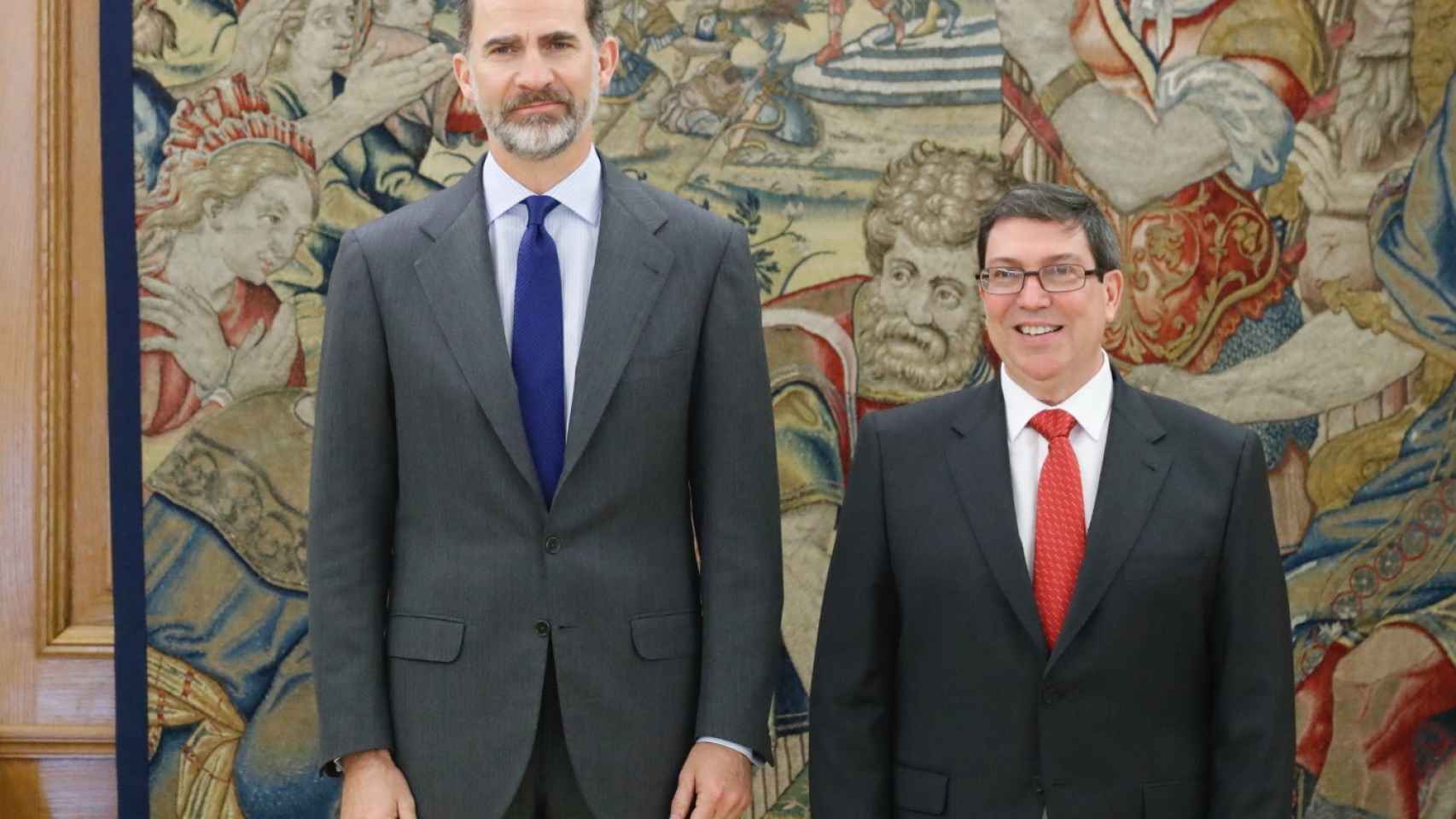 Felipe VI y el canciller cubano Bruno Rodríguez en la reunión que mantuvieron en abril en Madrid.