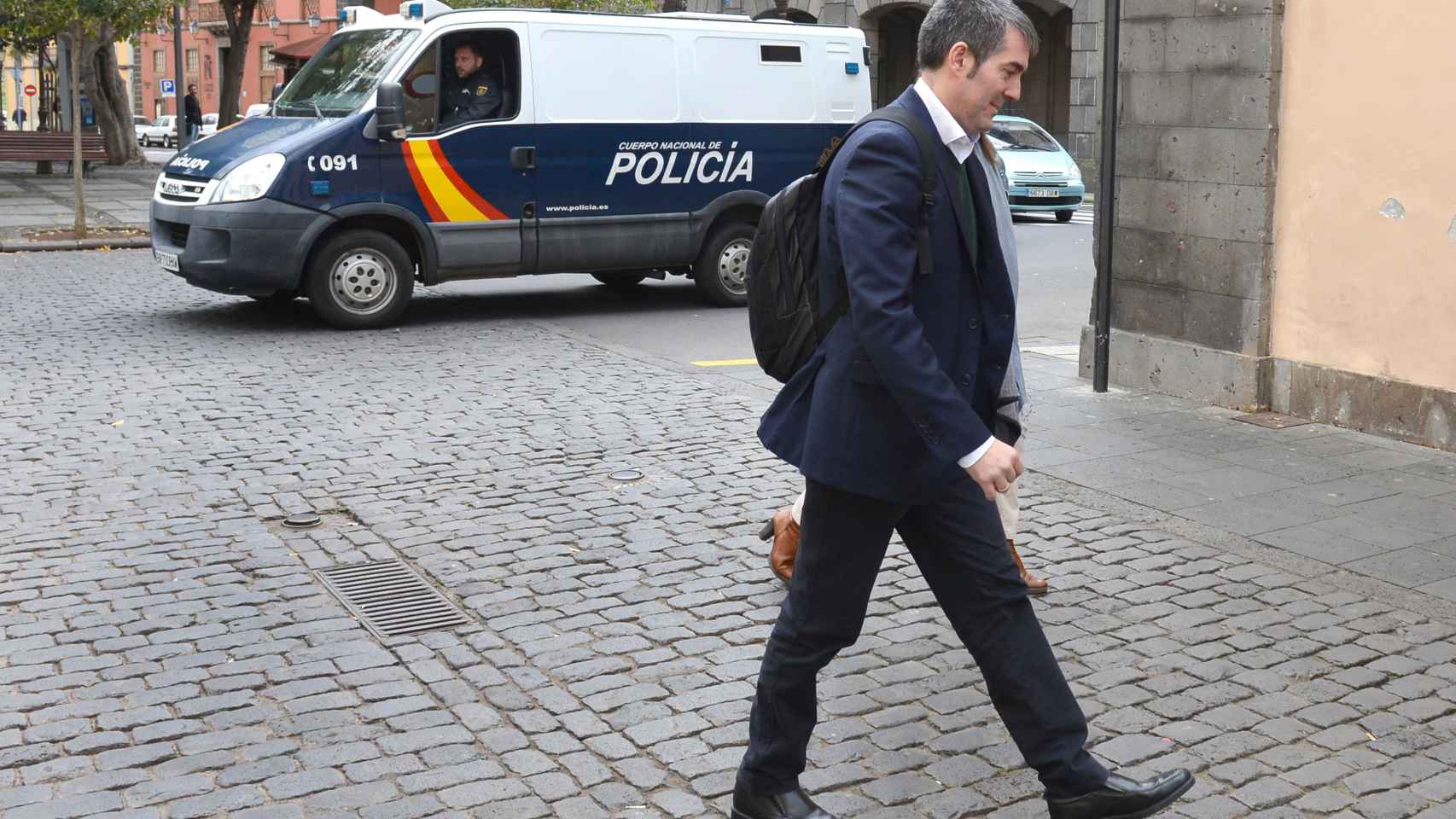Fernando Clavijo Batlle camina delante de un furgón policial.