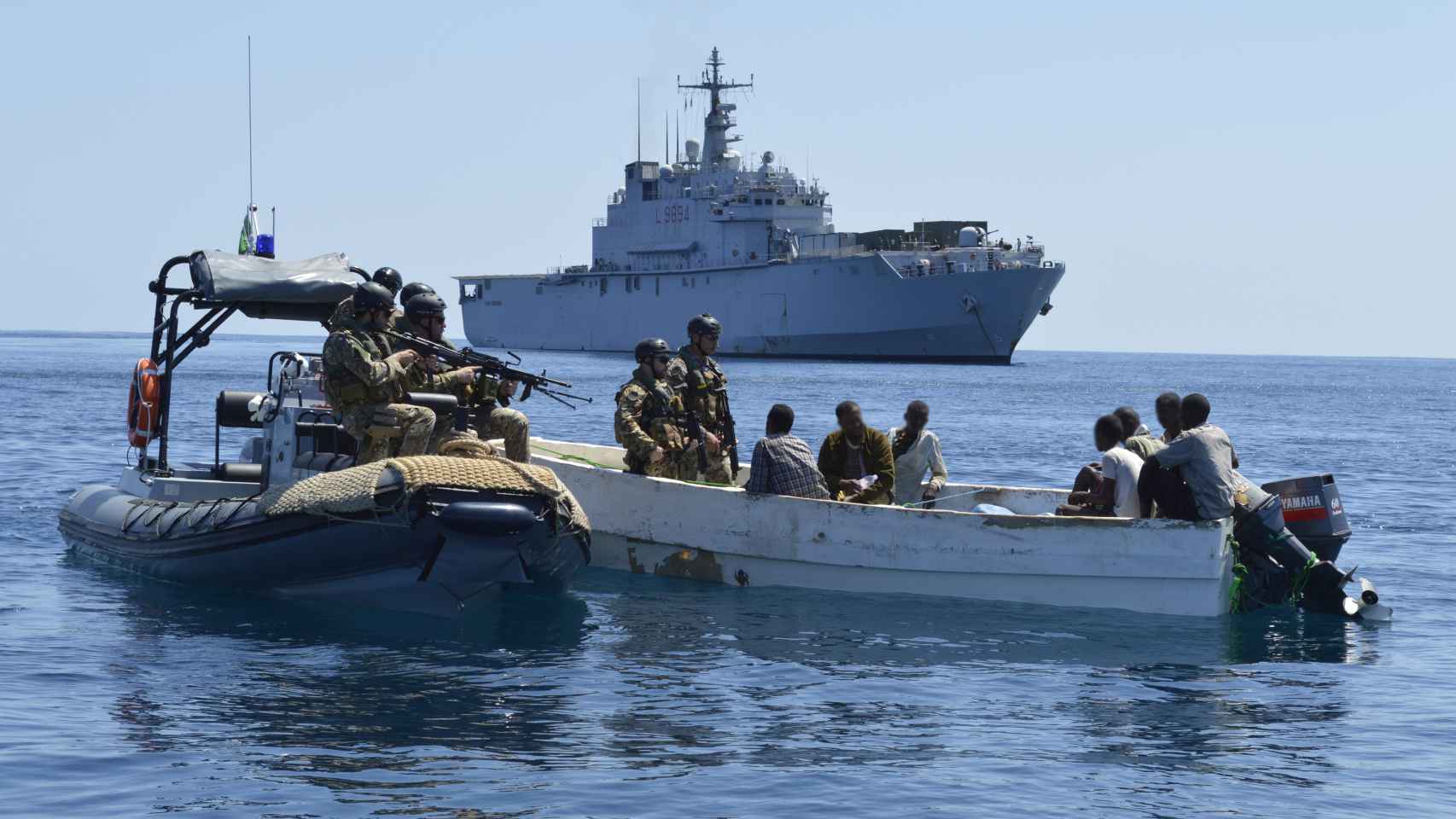 Militares de la misión desplegada por la UE se aproximan a un esquife pirata.