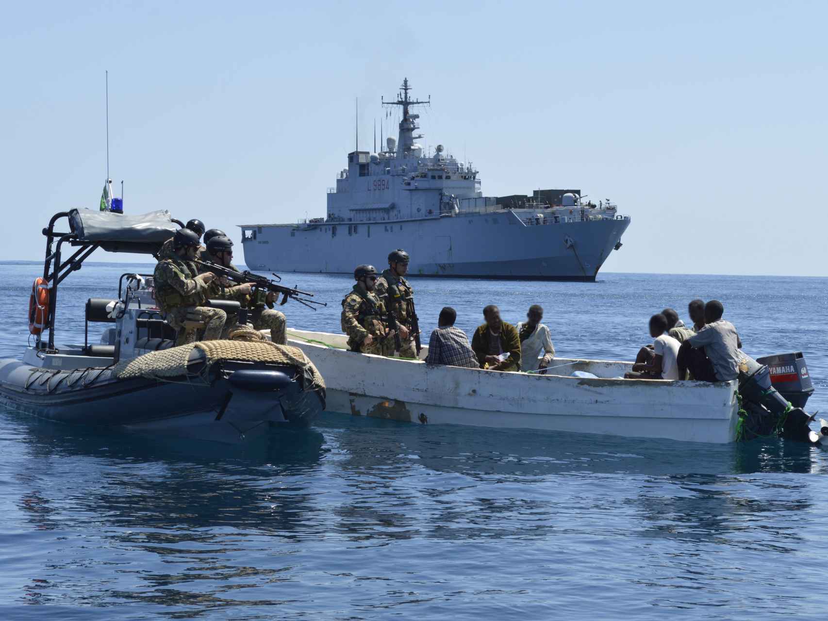 Militares de la misión desplegada por la UE se aproximan a un esquife pirata.
