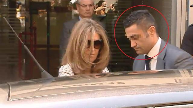 Sergio, en su etapa de escolta, junto a Rosalía Iglesias, esposa de Luis Bárcenas.