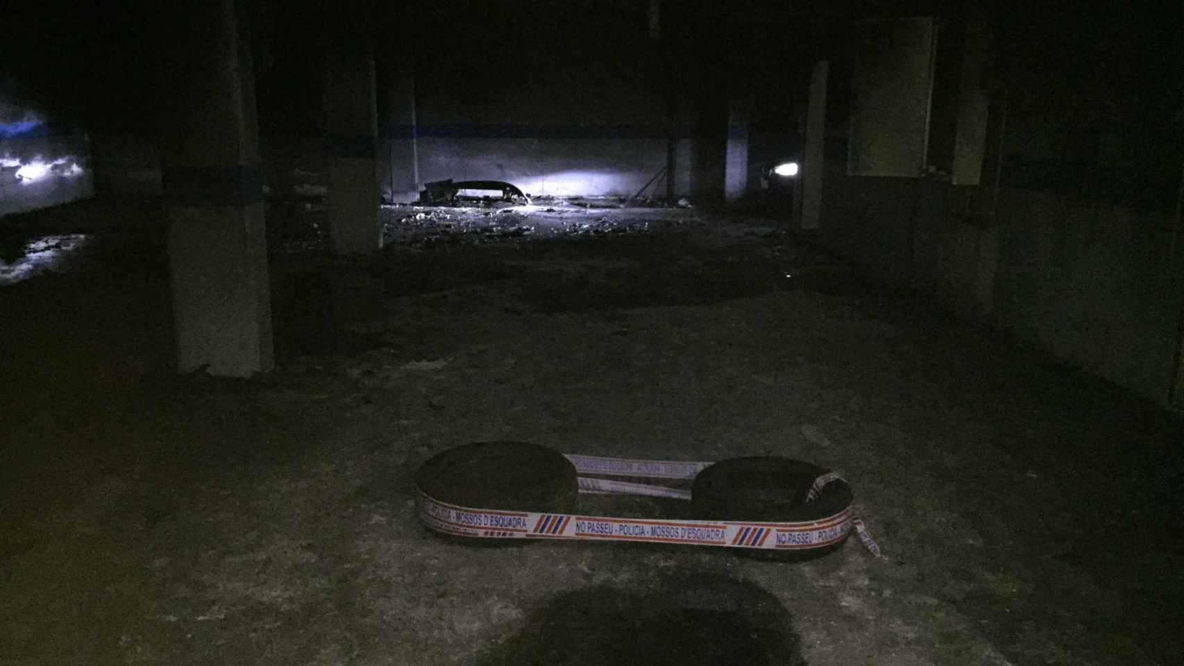 Los Mossos han precintado parte del garaje en el que mataron al Gordo con un coche bomba