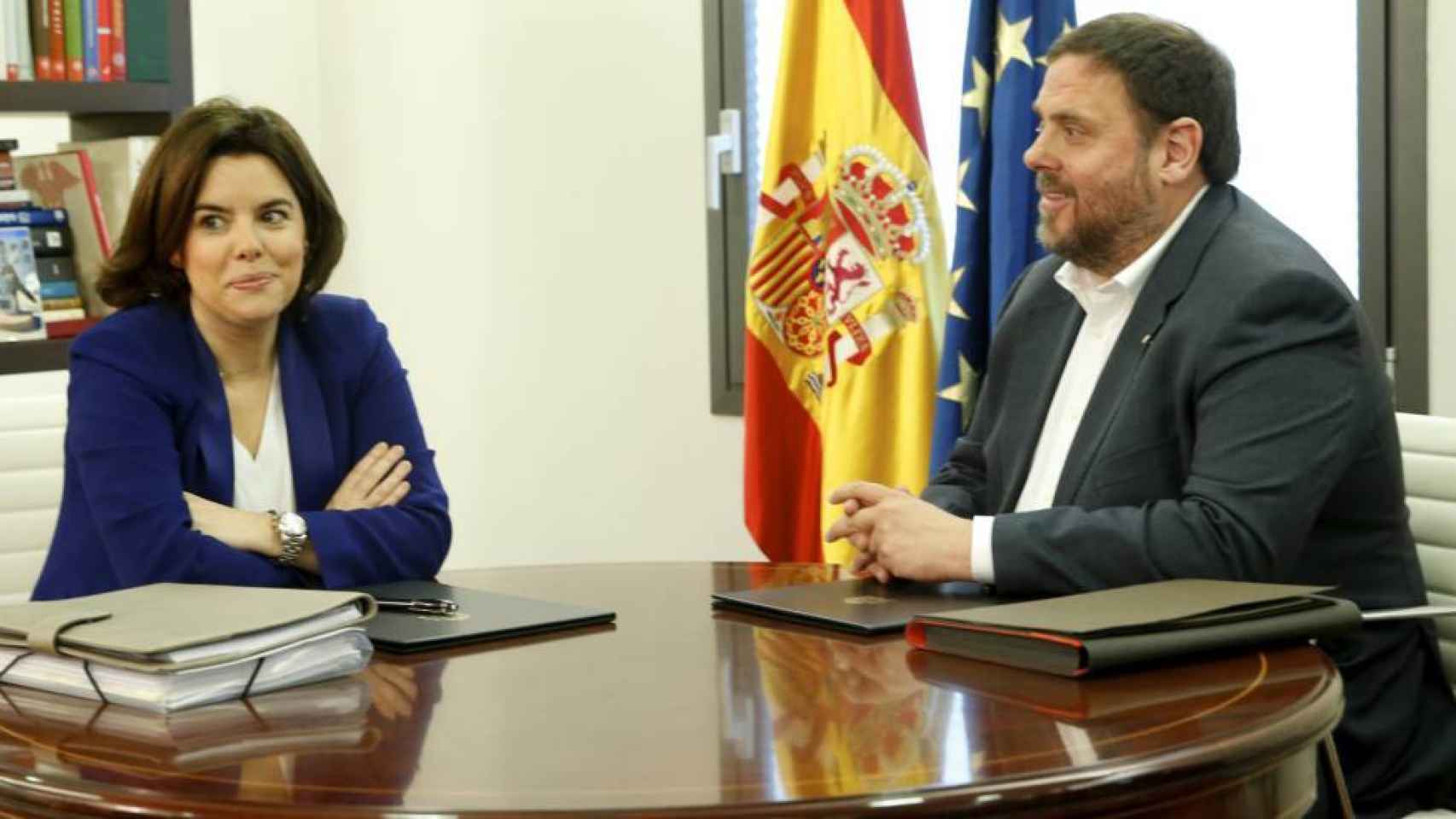 La vicepresidenta del Gobierna, Soraya Sáenz de Santamaría, en un encuentro con el encarcelado Oriol Junqueras.