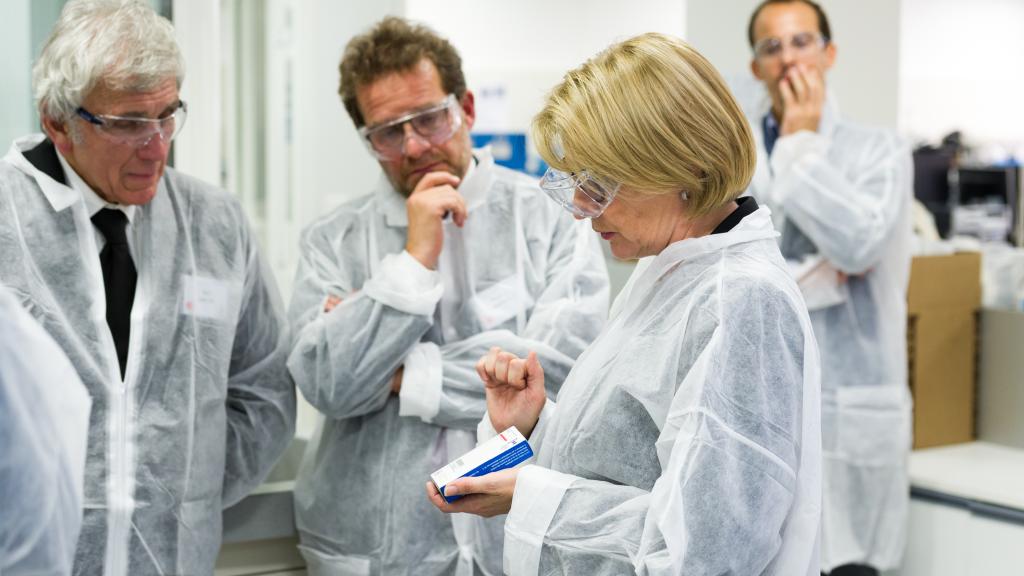 Interior del laboratorio antifalsificaciones que Sanofi tiene en la ciudad francesa de Tours.