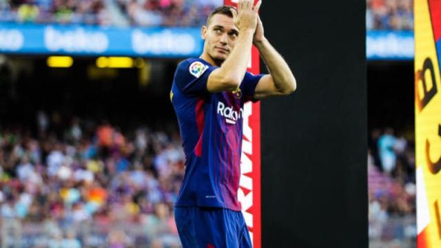 Thomas Vermaelen saluda en su presentación este curso en el Camp Nou.