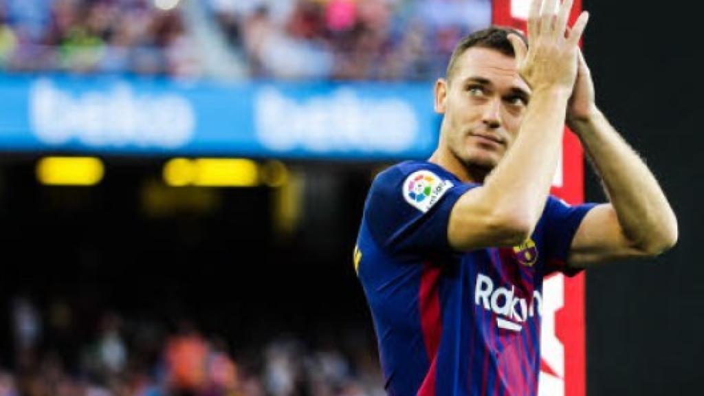 Thomas Vermaelen saluda en su presentación este curso en el Camp Nou.