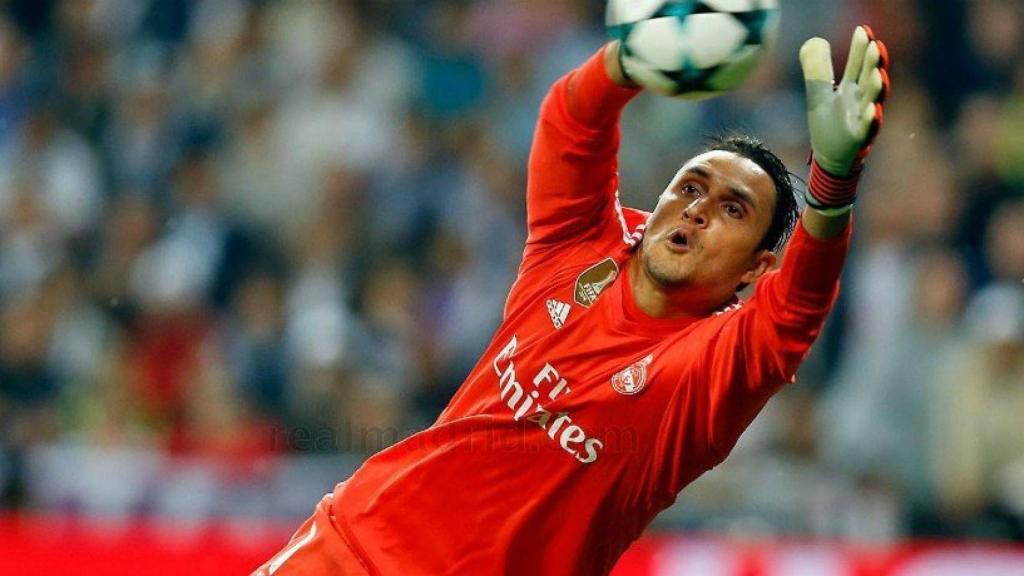 Keylor ataja un balón ante el Tottenham