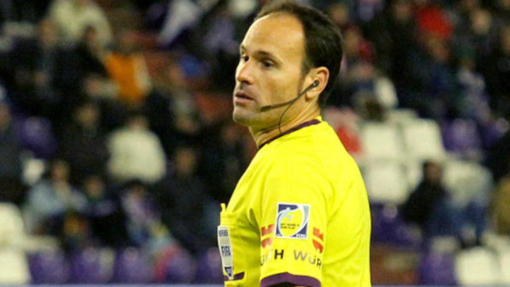 Mateu Lahoz, durante un partido