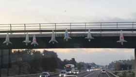Los muñecos con logos del PP, Cs y PSC colgados de un puente en Cataluña. Foto: EP