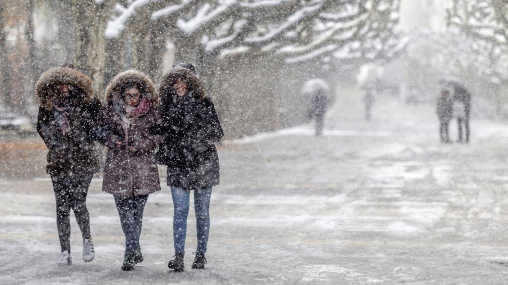 Varias personas caminan entre la nieve en Burgos. Foto: EFE