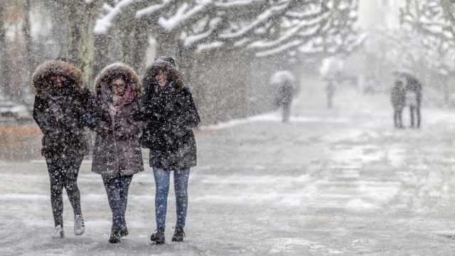 Varias personas caminan entre la nieve en Burgos