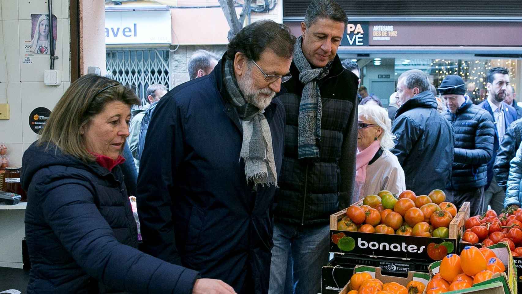 Rajoy, en un puesto de fruta este sábado en Mataró.