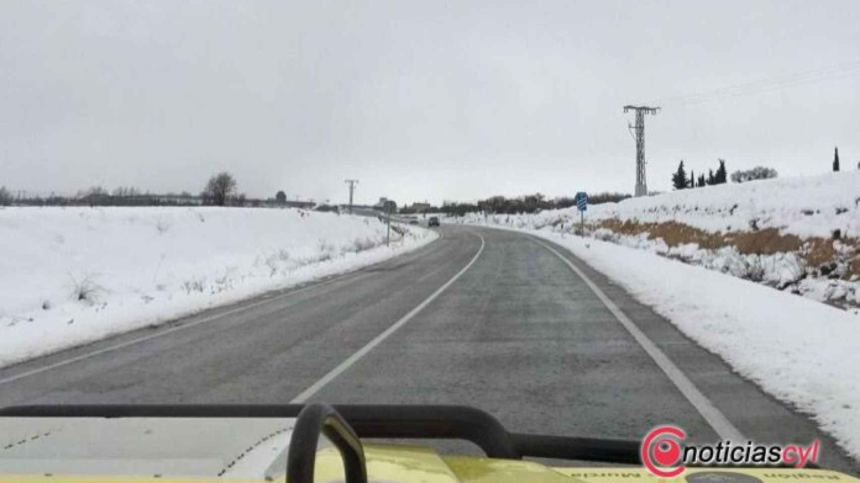 Carretera con nieve en una foto de archivo
