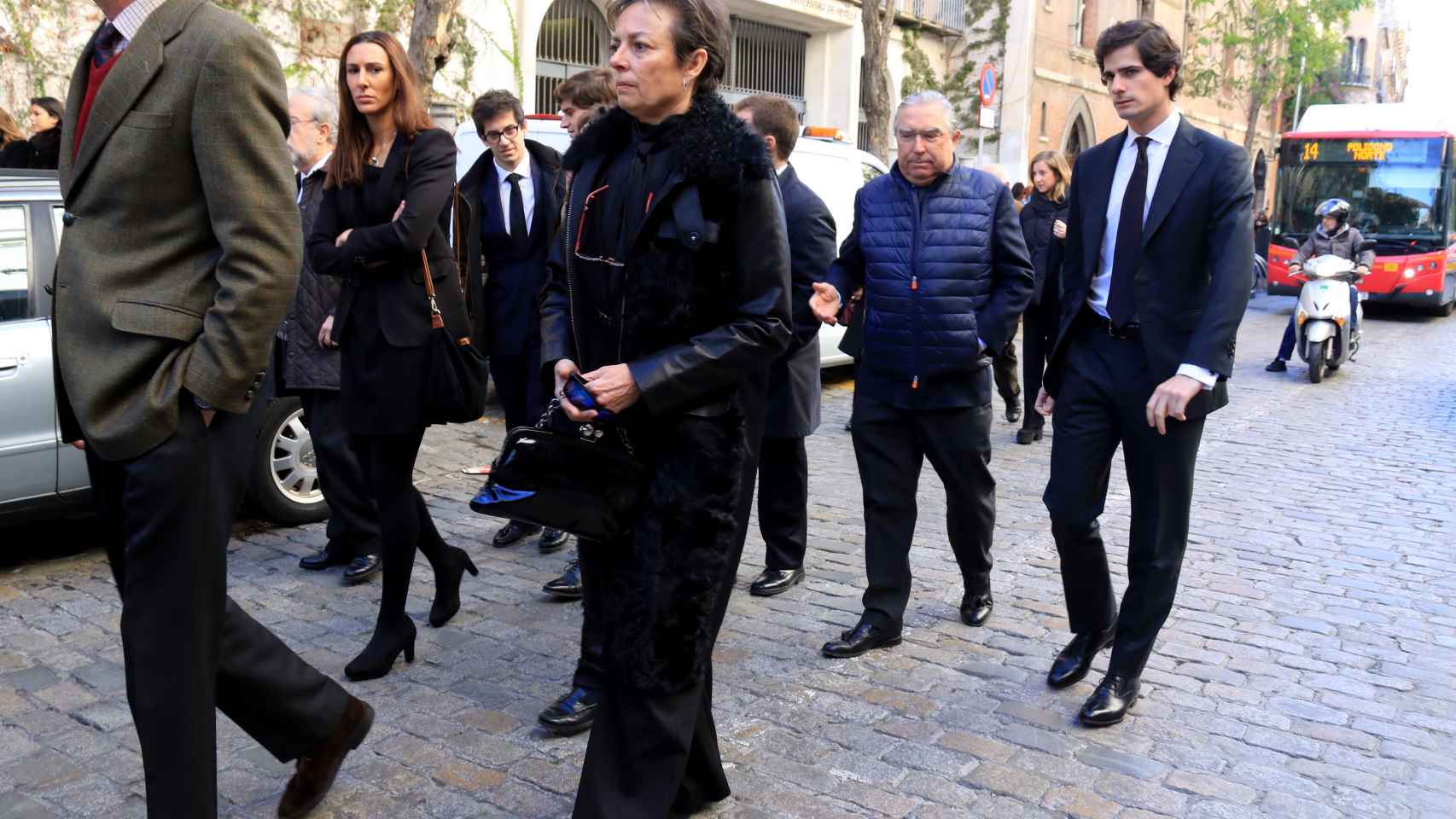 Matilde Solís desolada en el funeral de su madre