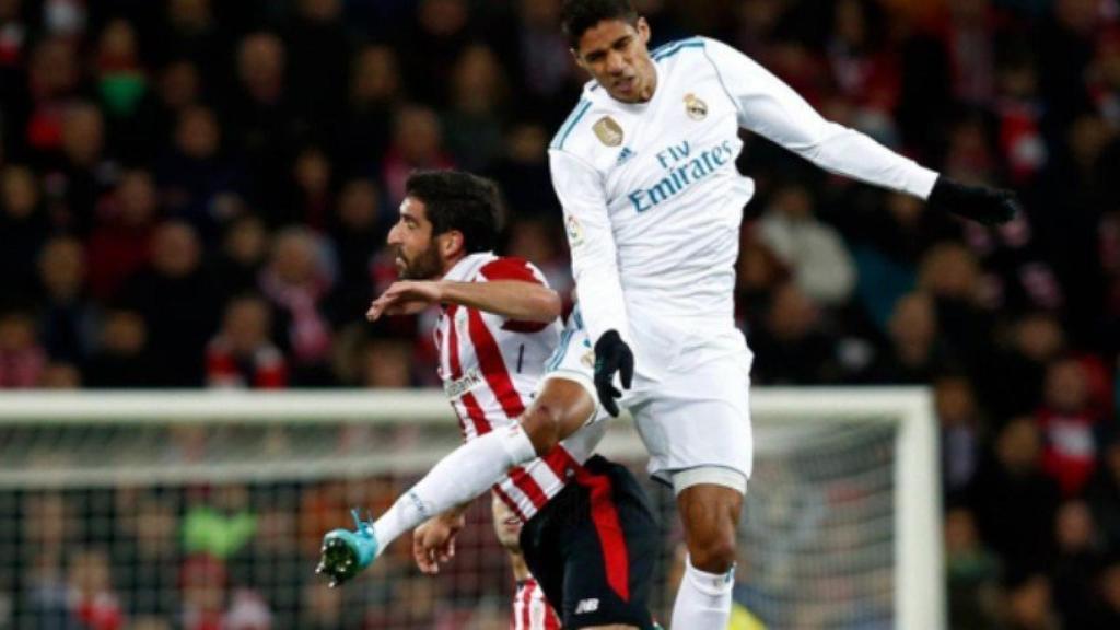 Raúl García lucha con Varane