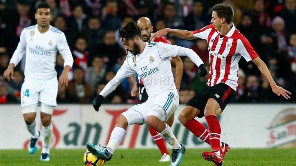 Isco conduce el balón