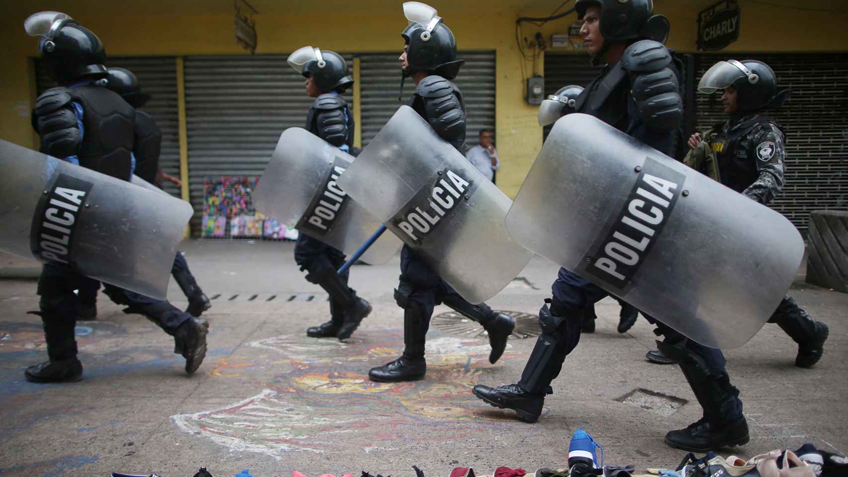 La Policía hondureña durante una redada.