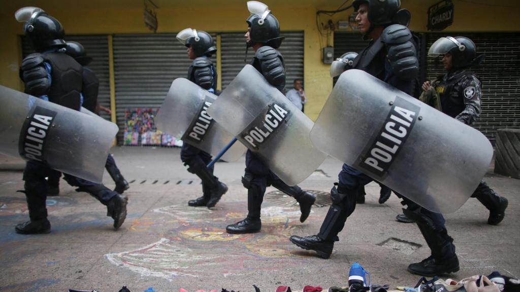 La Policía hondureña durante una redada.