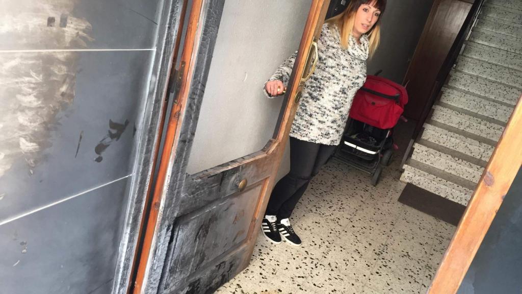 Cristina Arias muestra la puerta de su casa.