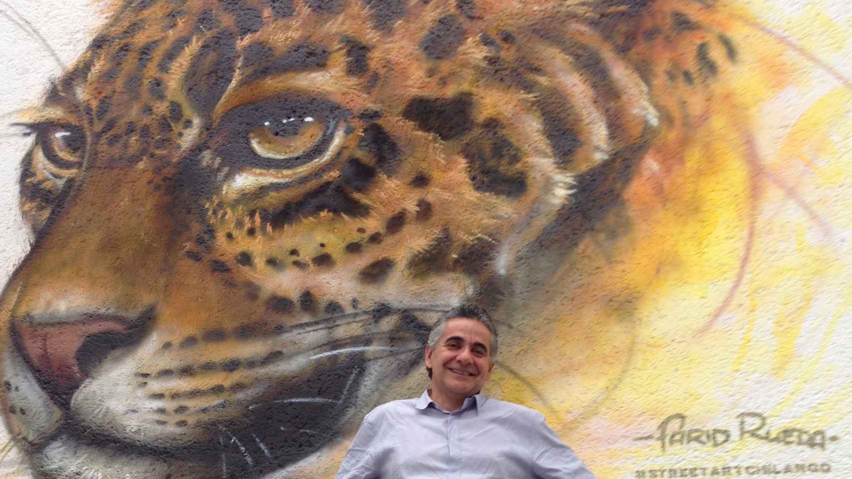 Ceballos ante un mural del jaguar.