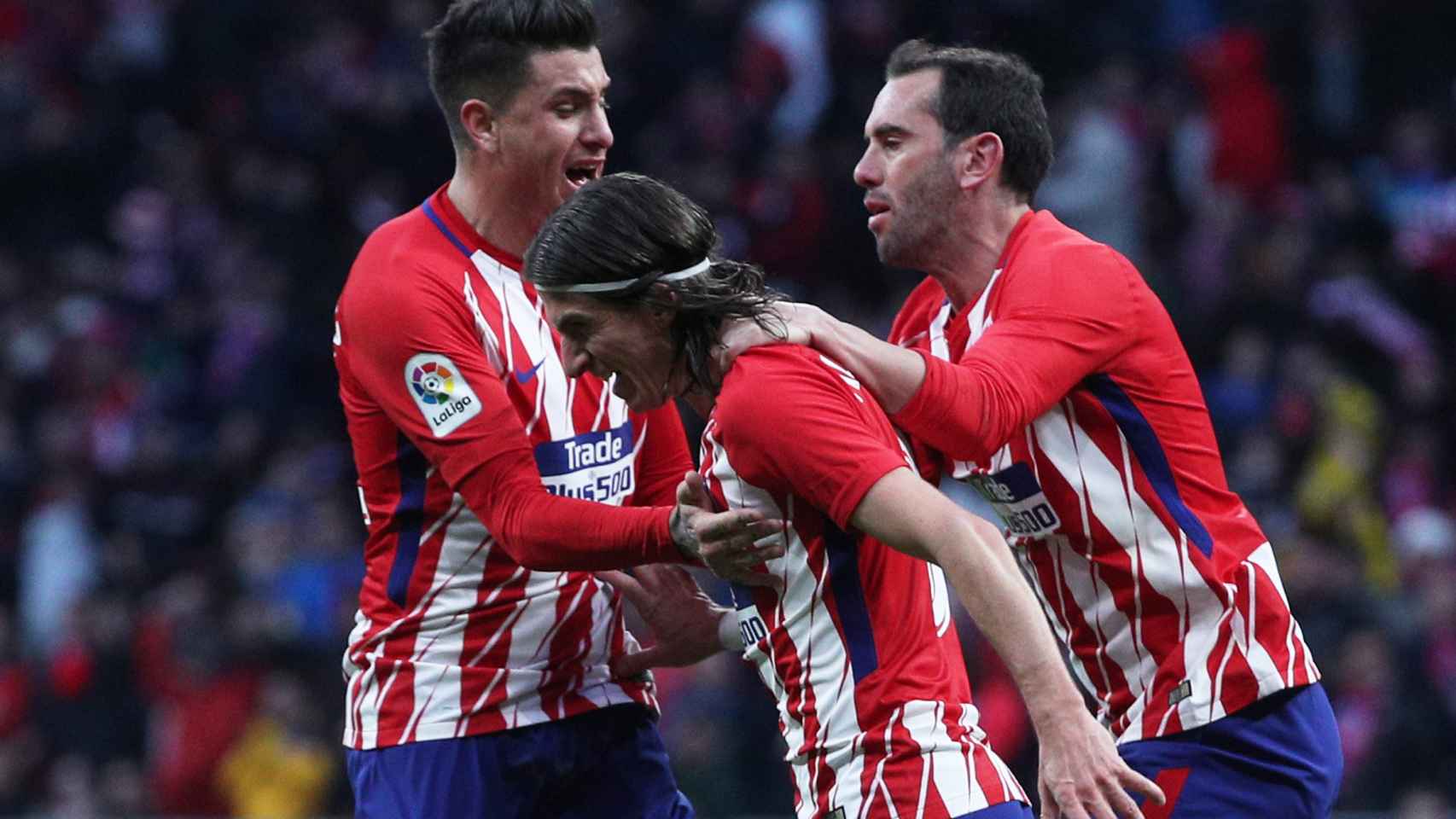 Godín celebra su gol contra la Real Sociedad.