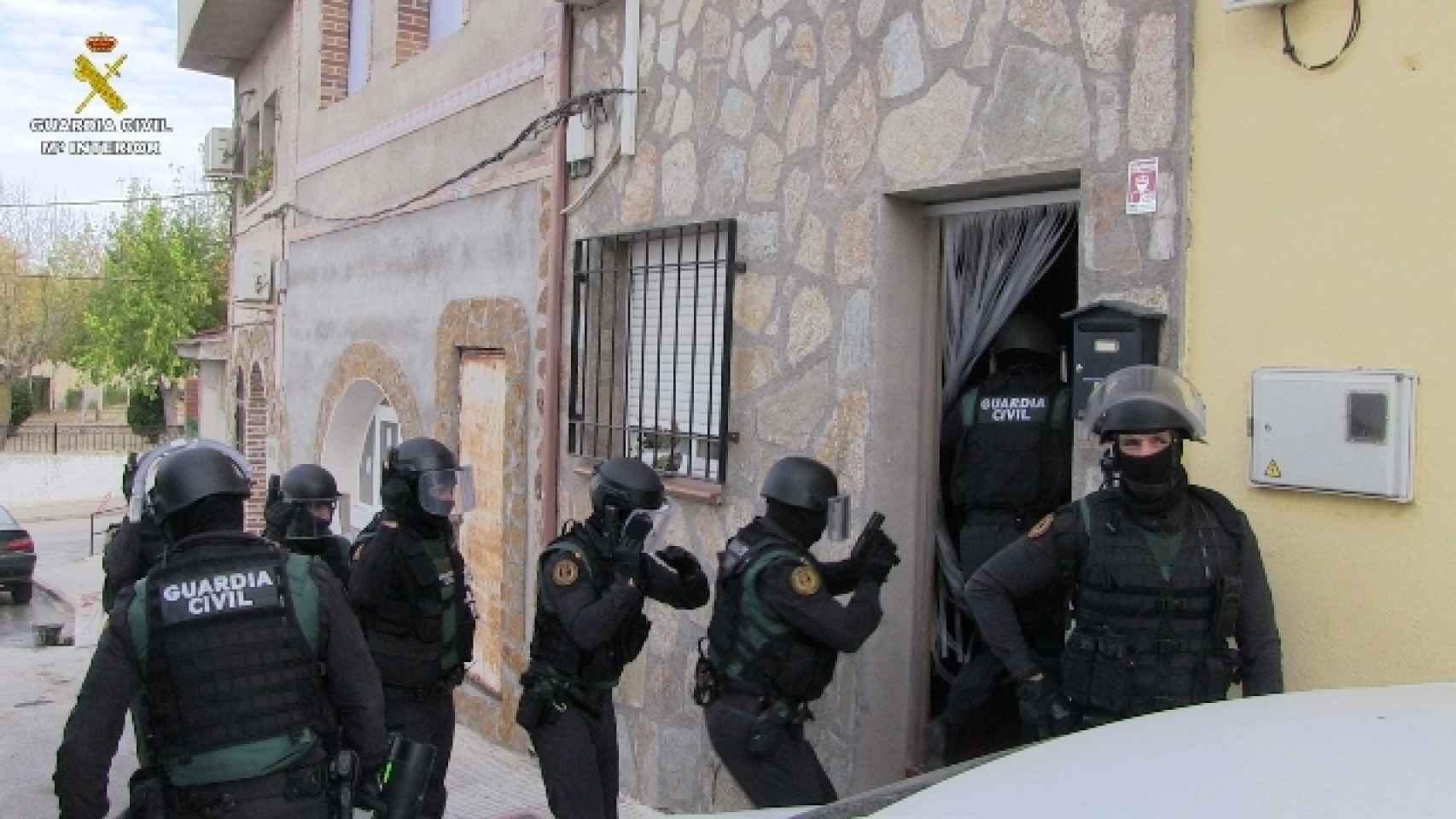 Las actuaciones policiales han sido dirigidas por el Juzgado de Instrucción número 1 de Torrijos (Toledo) y llevadas a cabo por el Equipo de Secuestros y Extorsiones de la UCO de la Guardia Civil, la Policía Judicial de Toledo y el Equipo Territorial de Policía Judicial de Torrijos.