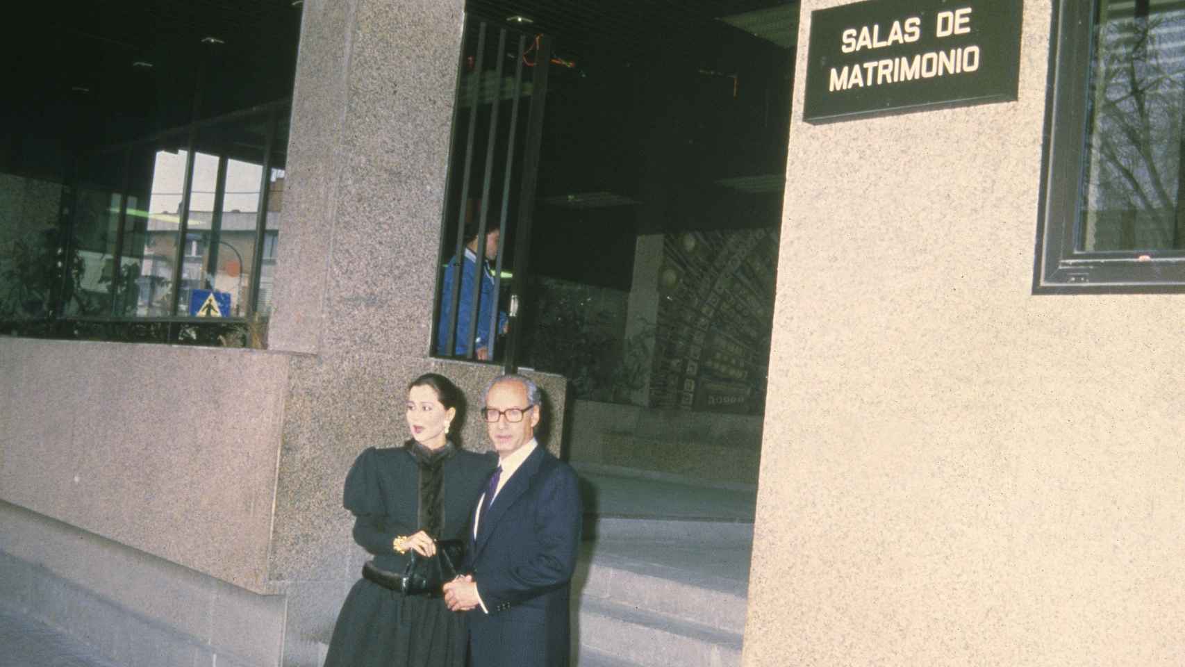Isabel Preysler y Miguel Boyer ante la puerta de los juzgados.
