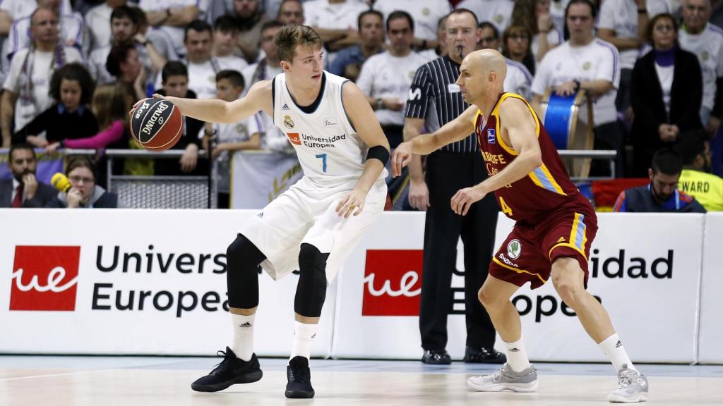 Doncic con el balón ante Albert Oliver.