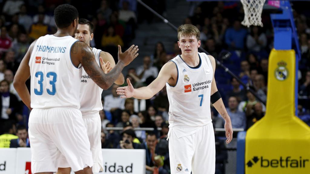 Luka Doncic celebra una canasta con sus compañeros.