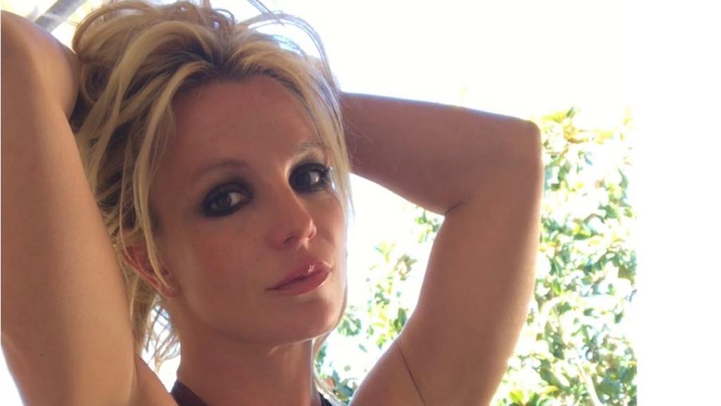 Britney Spears canta can't help falling in love y nos emocionamos